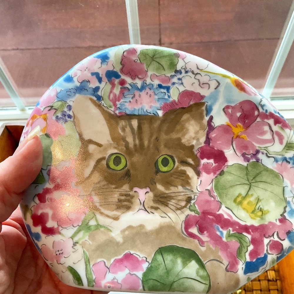 Fine Porcelain Collection Coeur Floral Cat Vase by Minou-ettes C. Pradalie 1984